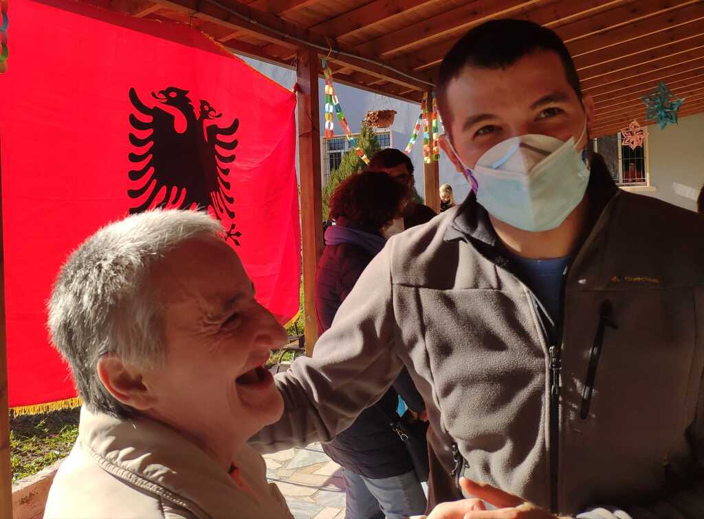Després de dos anys d'aïllament, es tornen a obrir les portes de l'hospital psiquiàtric d'Elbasan a Albània, i d'immediat s'hi respira ambient de festa